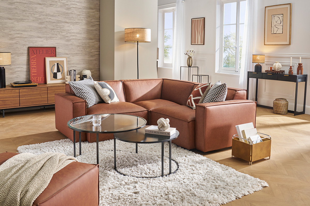 Module d'angle central pour canap� en cuir marron dans un salon moderne.