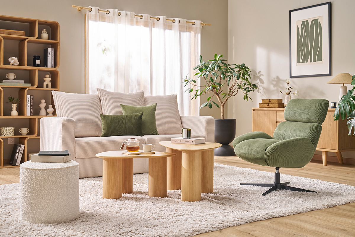 Salon avec meubles en bois, fauteuil vert, �tag�re, canap� beige et pouf rond.