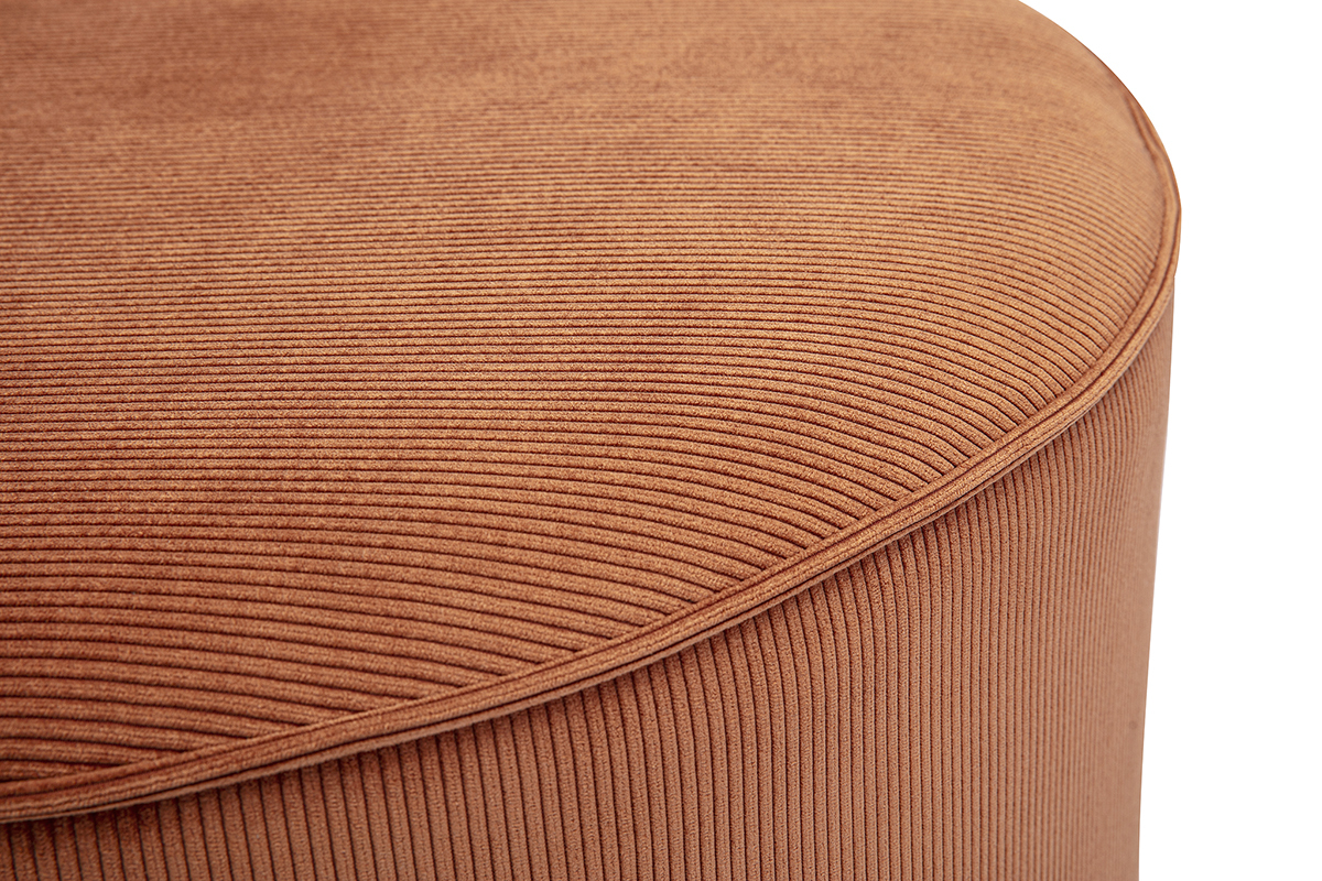 Gros plan du pouf rond en velours c�tel� terre br�l�e.