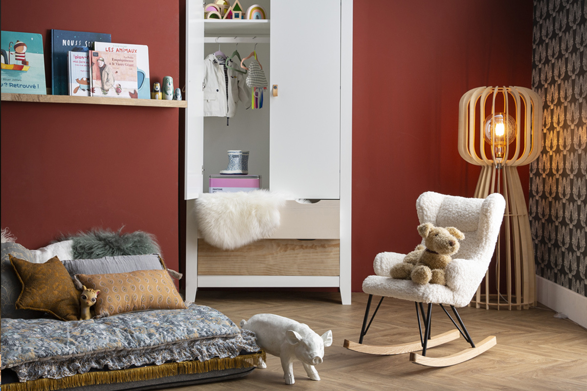 Rocking chair enfant en tissu effet peau de mouton blanc, m�tal noir et bois clair SHAUN