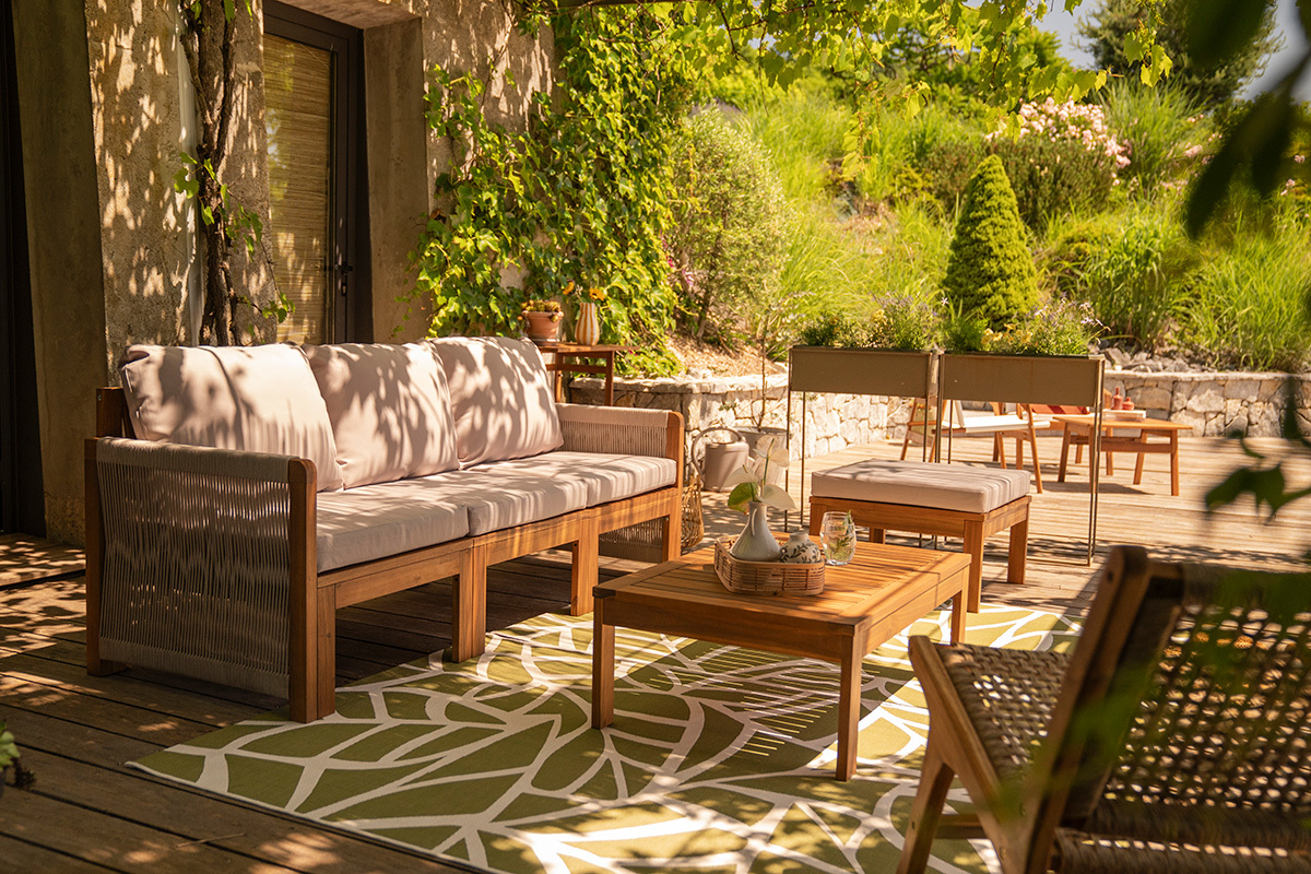Salon de jardin 3-4 places en bois massif, 2 sets de housse (taupe ou �cru) et accoudoirs tress�s ALOHA