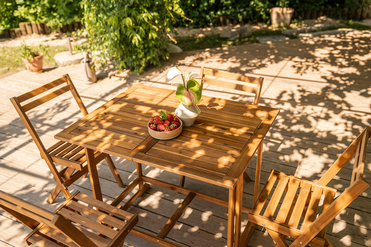 Set d'une table extensible avec rangements et de 4 chaises pliantes en bois massif CARMEN