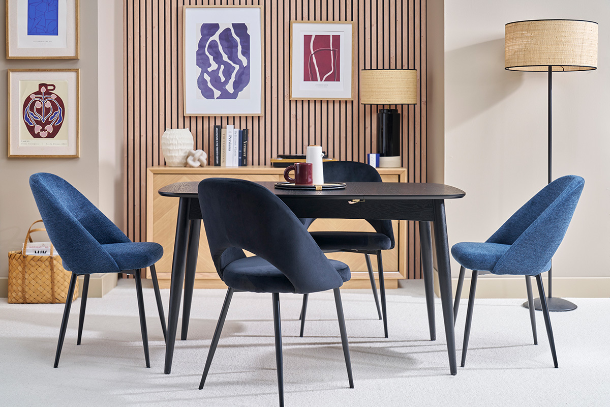 Table � manger extensible carr�e en bois noir avec quatre chaises bleues, vue de c�t�.