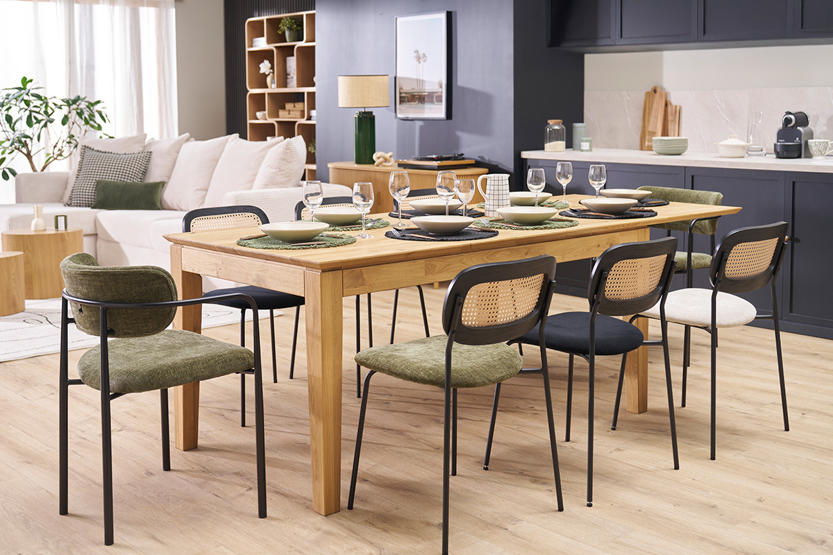 Table � manger extensible en ch�ne, entour�e de chaises, vue de 3/4 dans une salle � manger.