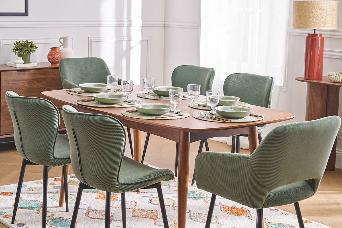 Table � manger extensible rectangulaire en bois fonc�, vue de dessus avec assiettes et chaises.