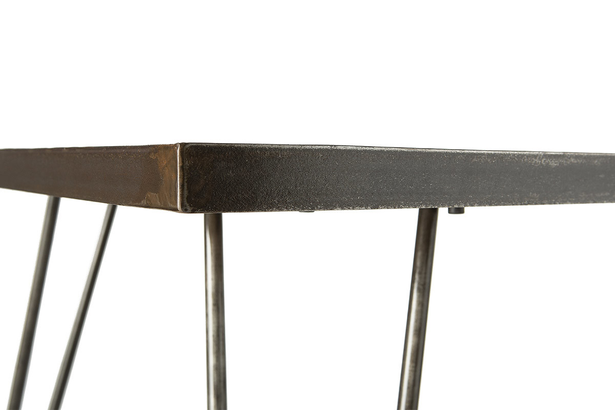 Table � manger industrielle en bois manguier et m�tal, vue de profil avec pi�tement en �pingle.