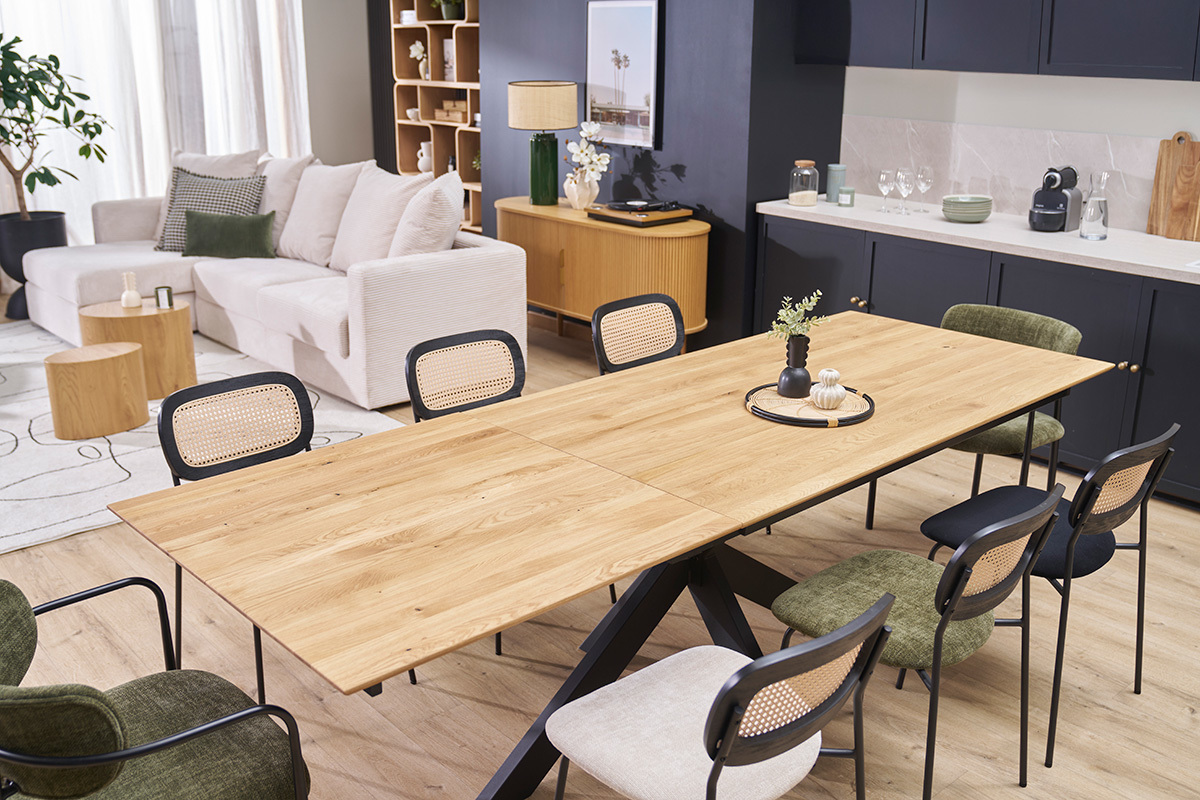 Table � manger extensible en ch�ne massif avec chaises dans un salon moderne.