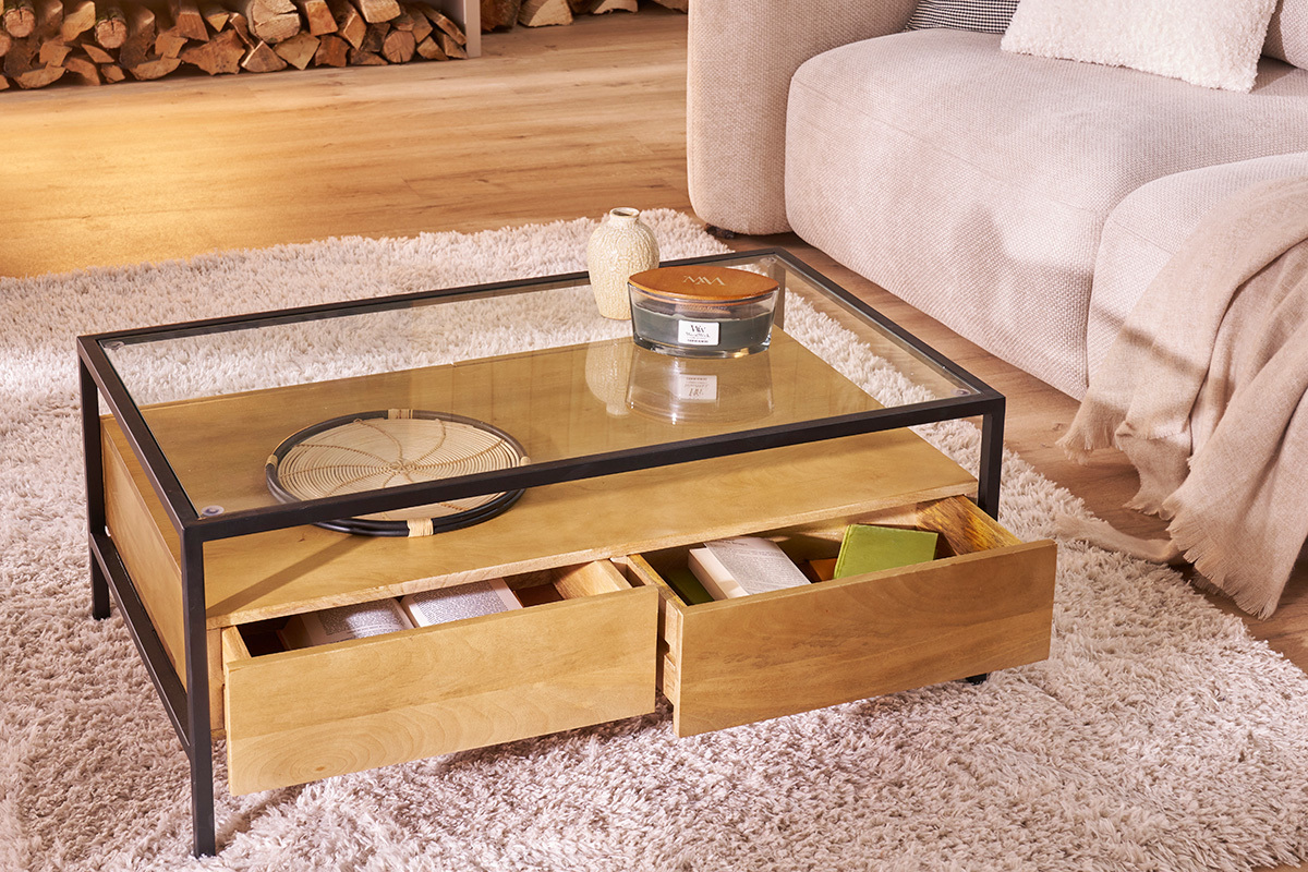 Table basse rectangulaire SITA avec rangements, caisson en manguier massif, m�tal noir et verre, vue de dessus.