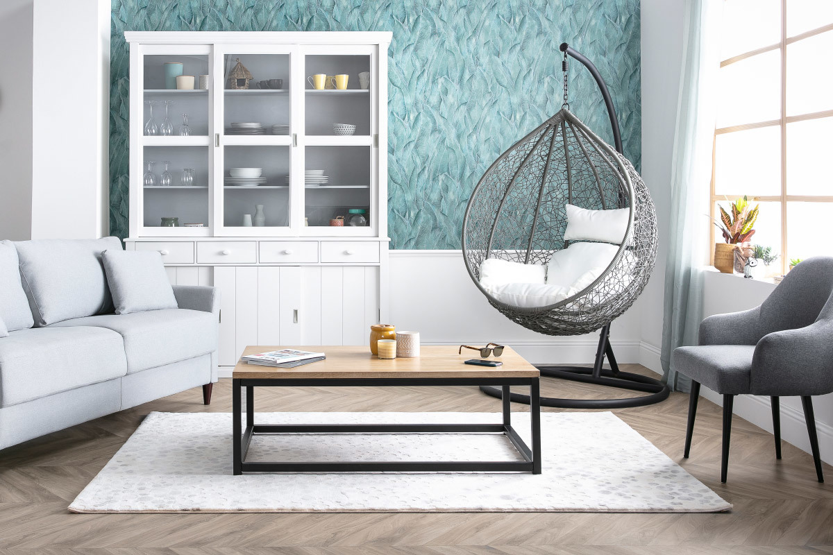 Table basse rectangulaire en bois clair manguier et m�tal noir, vue de face dans un salon contemporain.