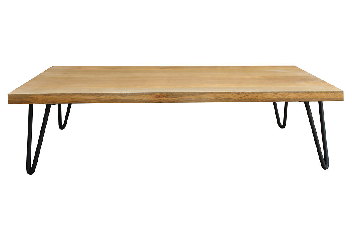Table basse rectangulaire en bois de manguier avec pieds en m�tal noirs, vue de face.