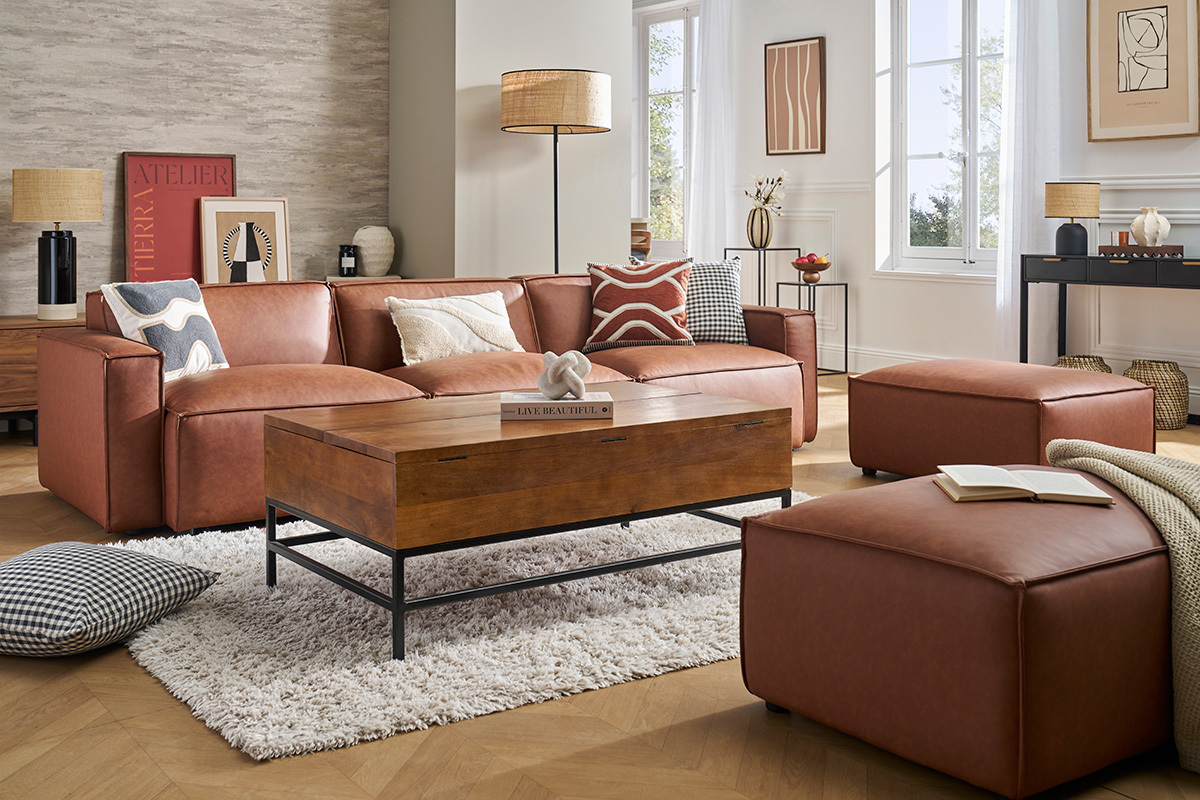 Table basse relevable en bois manguier et m�tal noir, salon avec canap� et d�co moderne.