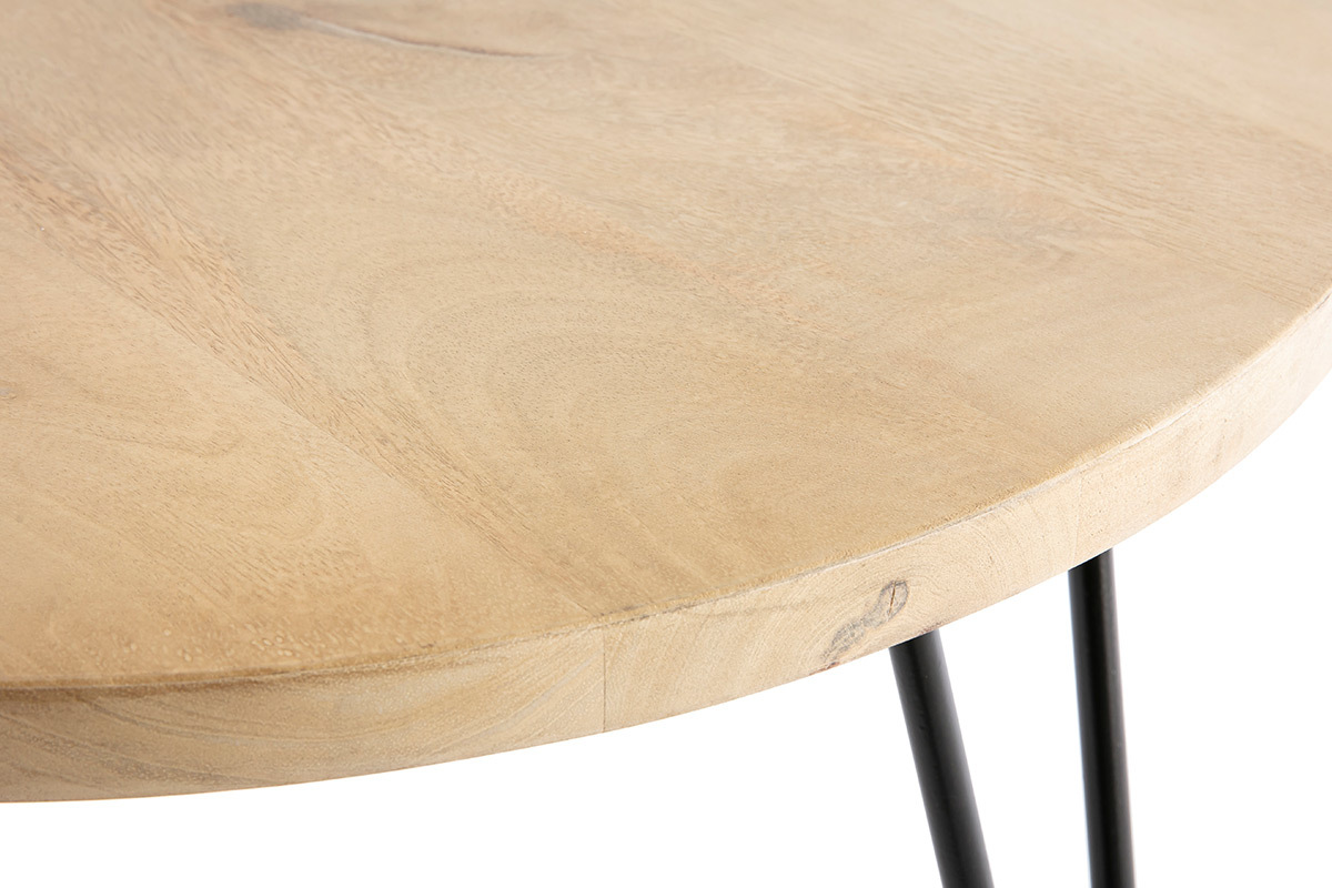 Gros plan sur le plateau en bois manguier et pieds �pingle en m�tal noir d'une table basse ronde.
