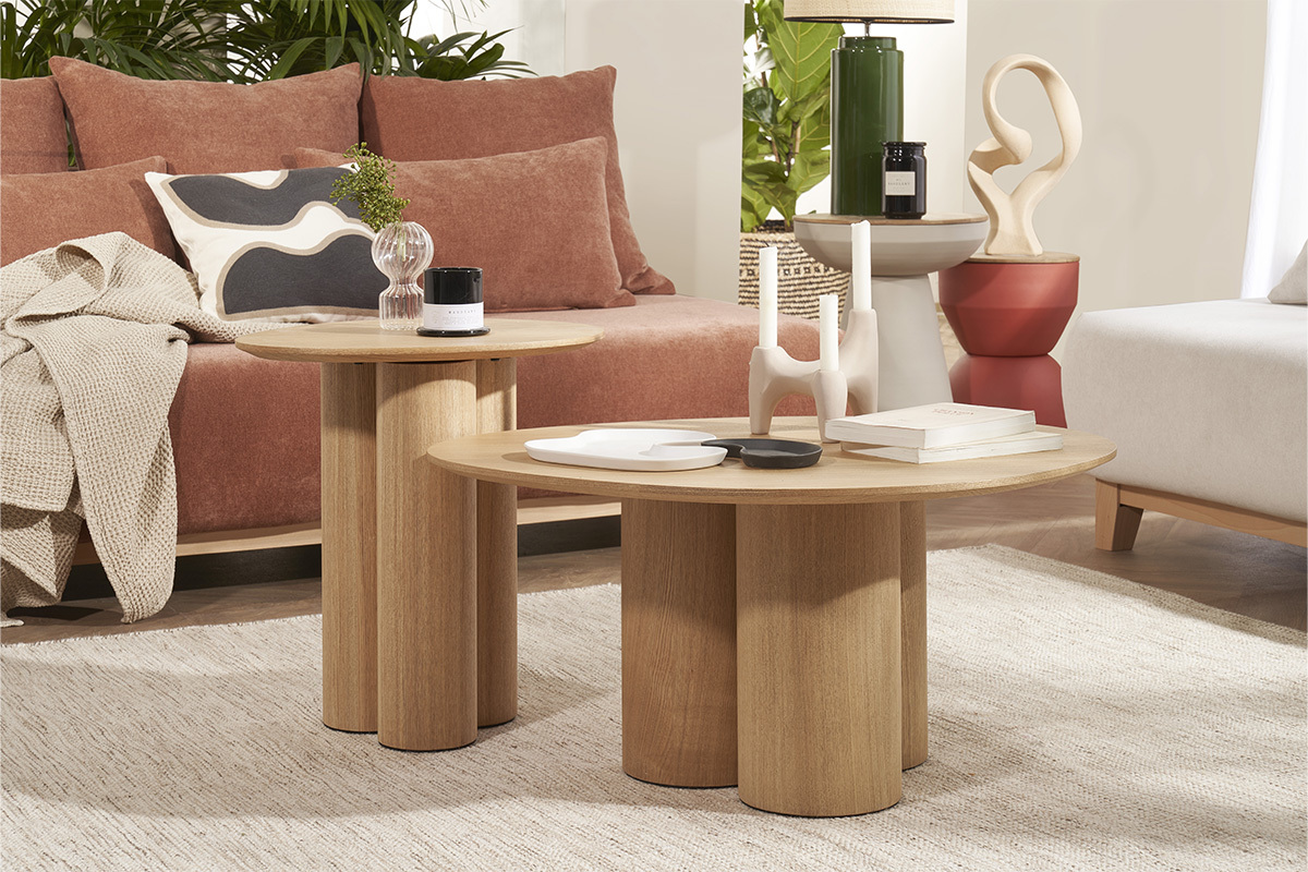Deux tables d'appoint en bois clair HOLLEN, vue int�rieure avec canap� et d�co moderne.