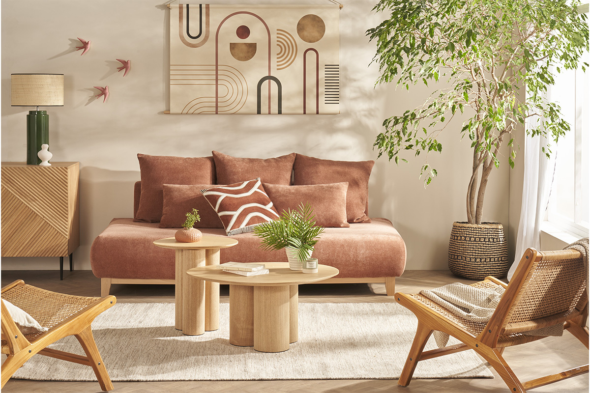 Salon avec table d'appoint bois clair HOLLEN, canap� et d�cor contemporain.