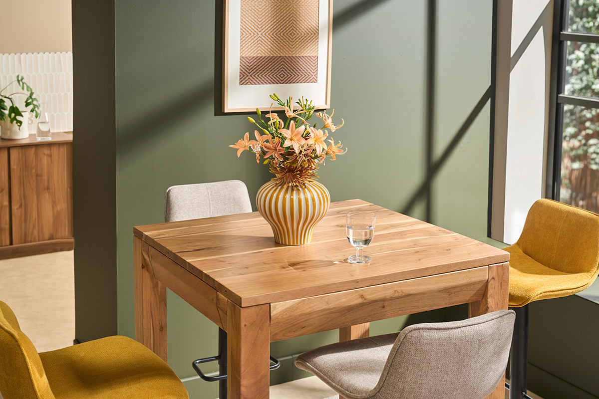 Table de bar haute extensible carr�e en bois massif avec vase et chaises, vue de dessus
