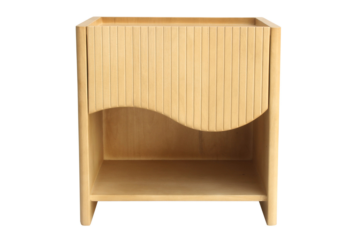 Table de chevet en bois de manguier avec tiroir sculpt�, vue de face.