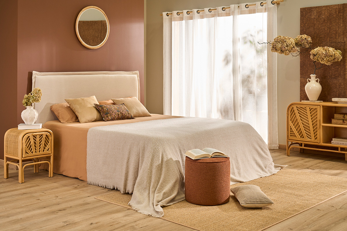 Chambre avec table de chevet en rotin GALON, commode assortie, lit et d�coration.