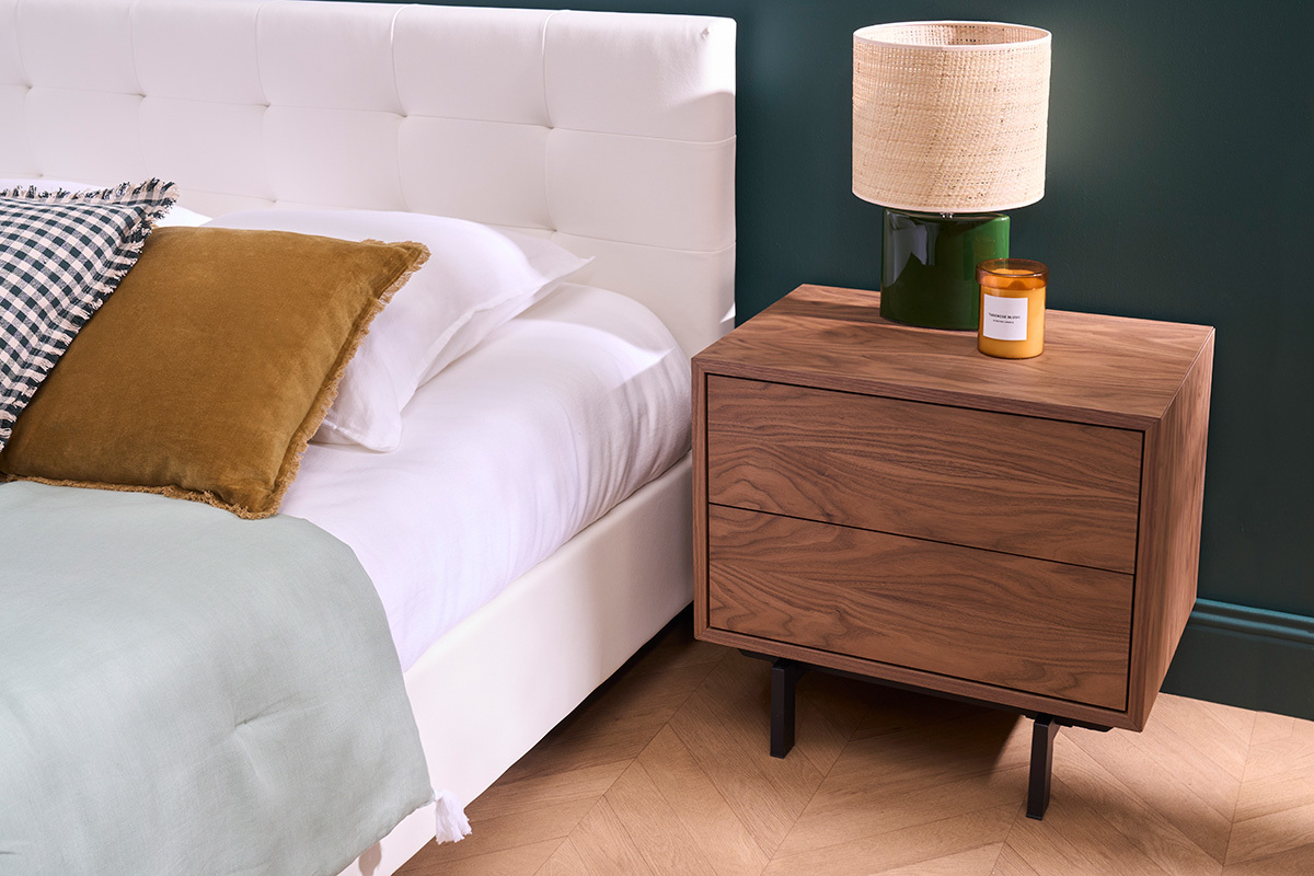 Table de chevet MANNY en bois fonc� et m�tal noir avec lampe et bougie sur le dessus, vue de c�t�.