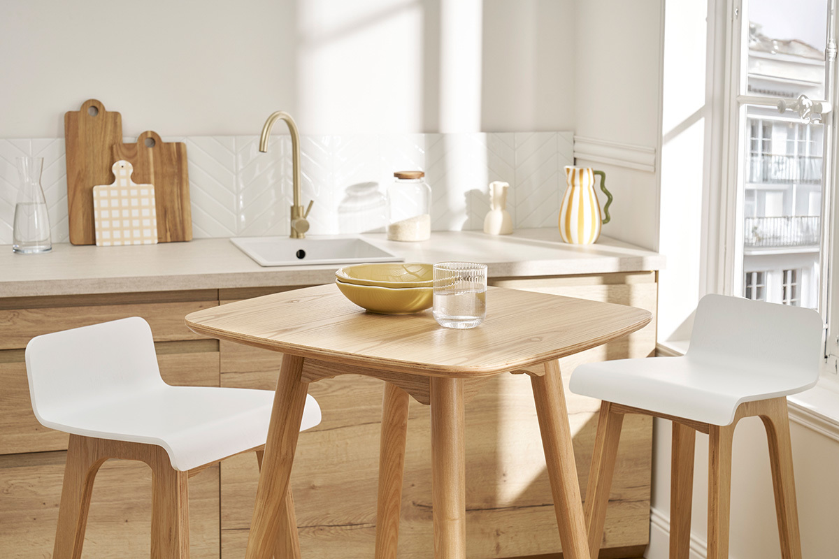 Table haute carr�e fr�ne scandinave L60 cm BALTIK