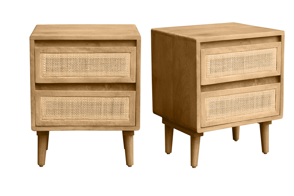 Lot de 2 tables de chevet en bois manguier avec fa�ades en cannage, vue de face.