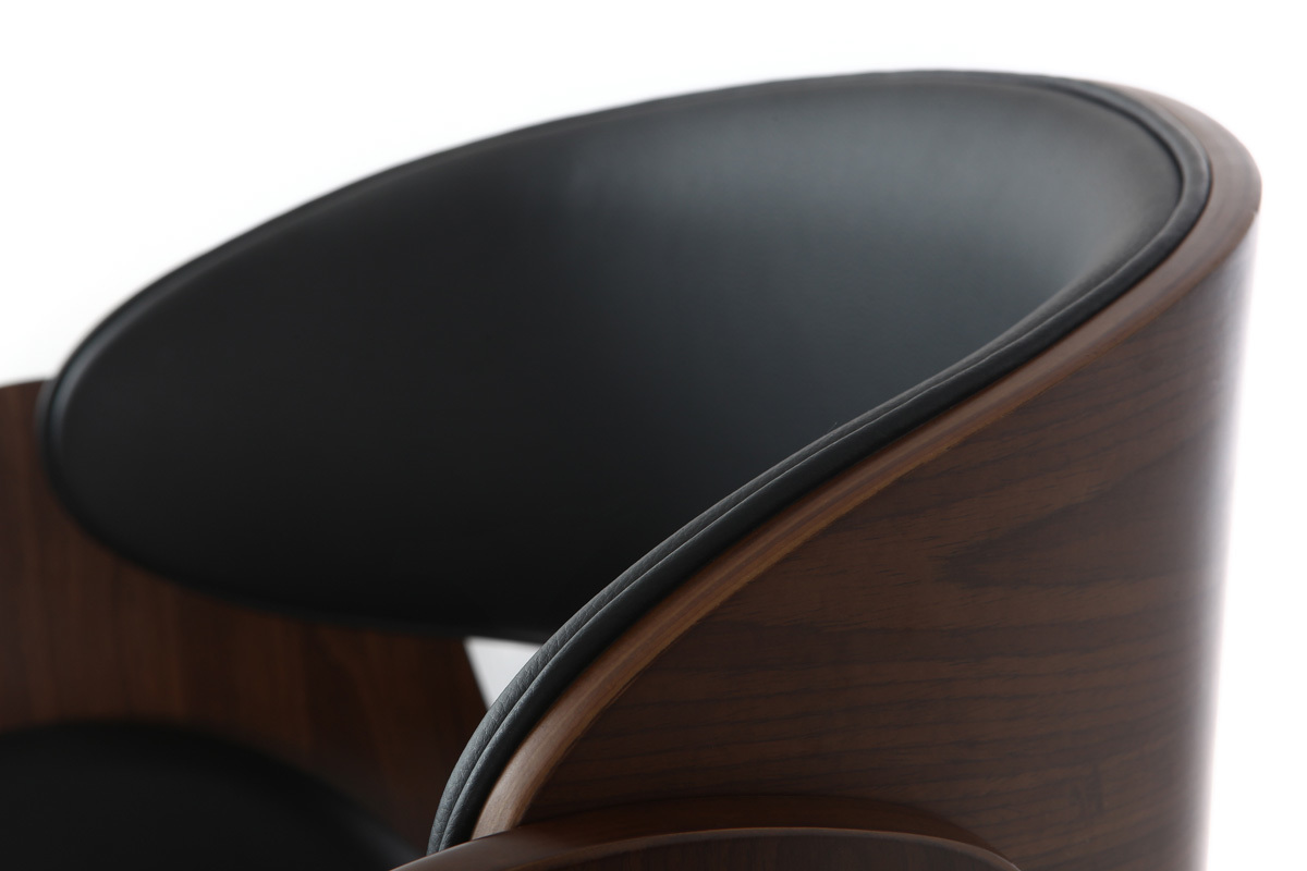 D�tail du tabouret de bar BENT, assise en polyur�thane noir et structure en bois fonc�.