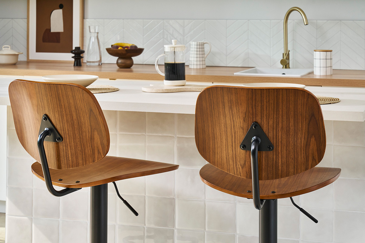 Tabouret de bar relevable noyer et m�tal noir TOBIAS