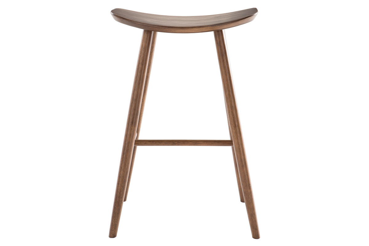 Tabouret de bar en bois noyer, vue de face, sans dossier, pieds tubulaires avec repose-pied.