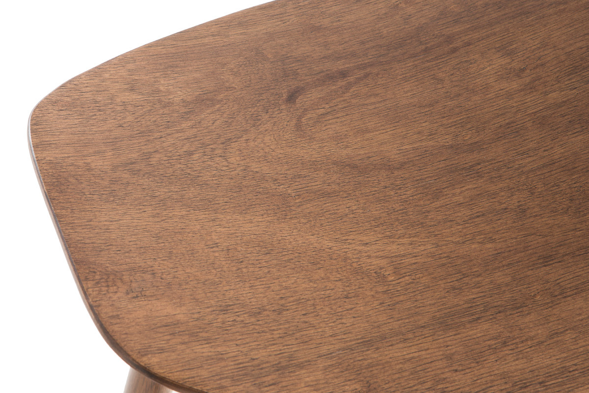 Gros plan sur l'assise en bois finition noyer du tabouret de bar DEMORY.
