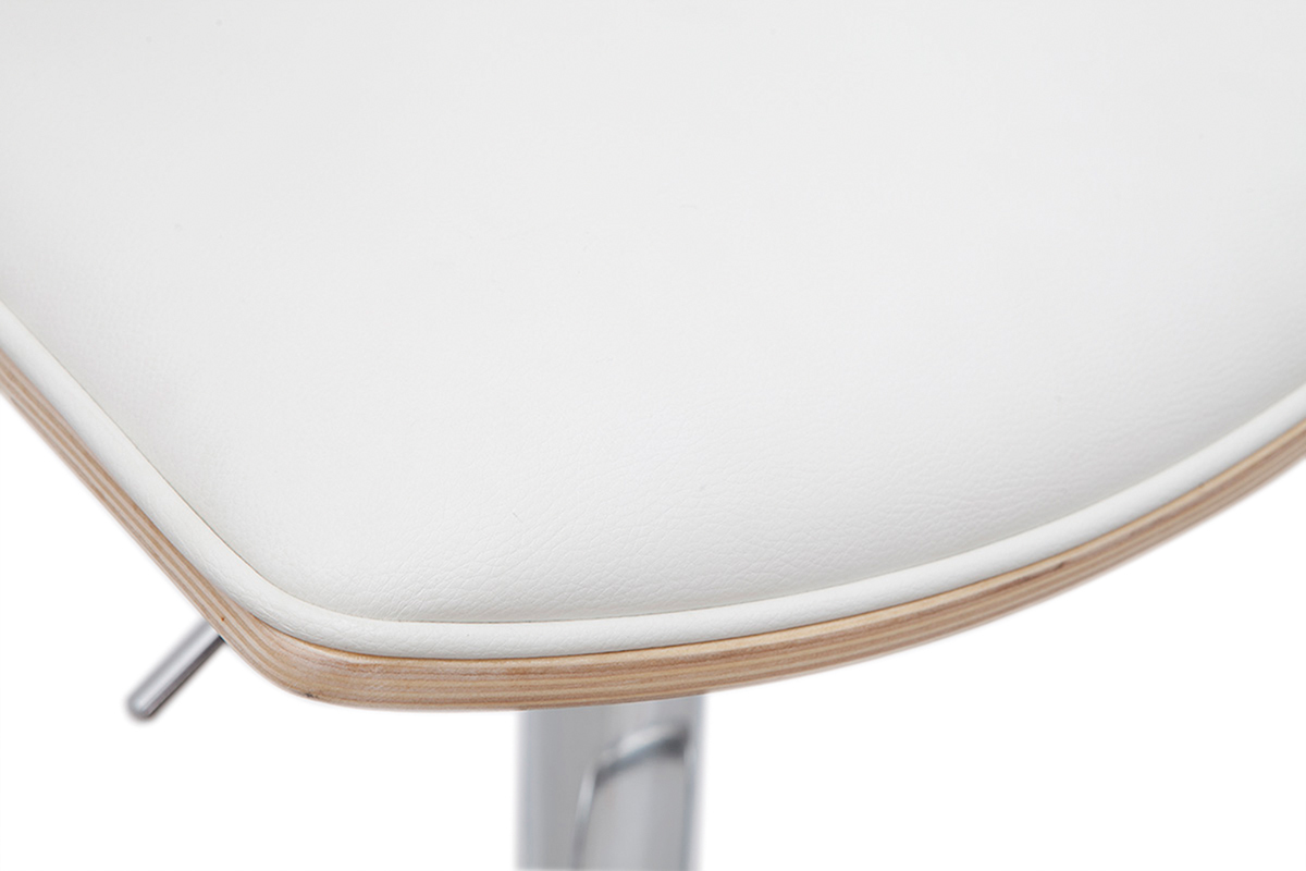 Gros plan sur l'assise blanche et bois clair d'un tabouret de bar design VASCO.