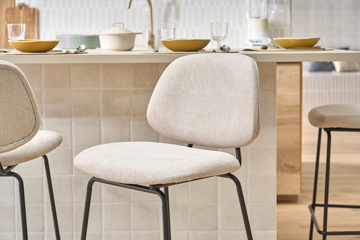 Tabourets de bar en tissu effet velours textur� beige et m�tal H66.5 cm BARNET (lot de 2)