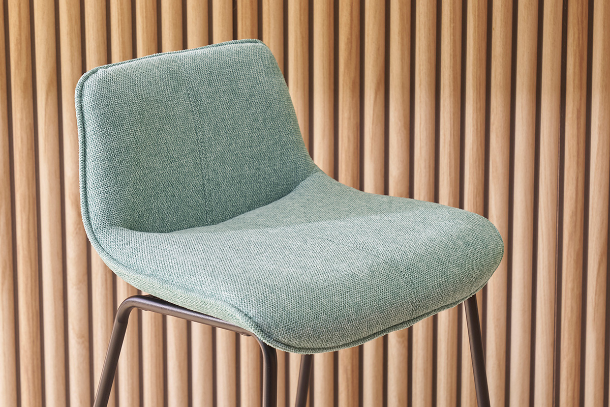 Tabouret de bar vert c�ladon en tissu effet velours avec pi�tement noir, vue de c�t�.