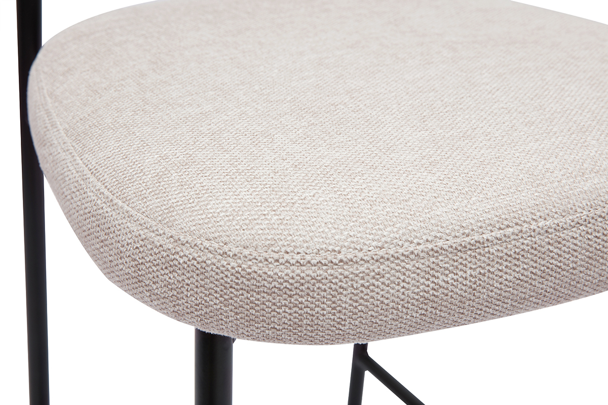 Gros plan sur assise de tabouret en tissu effet velours beige avec base en m�tal noir.