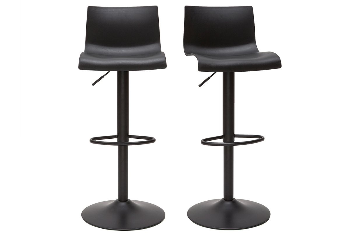 Deux tabourets de bar noirs en m�tal, assises r�glables, vue de face.