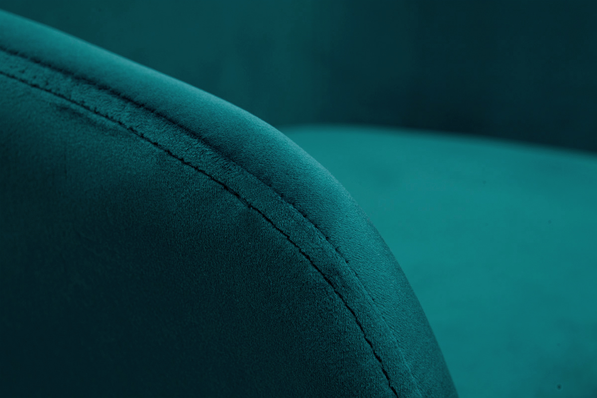 Gros plan sur le tissu velours bleu p�trole d'un tabouret de bar AMIKA.
