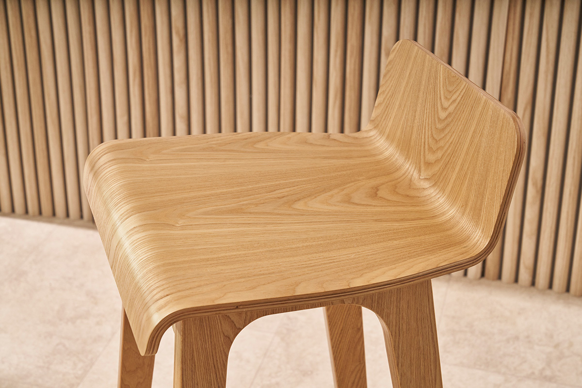 Tabourets de bar scandinaves en bois clair H75 cm (lot de 2) BALTIK
