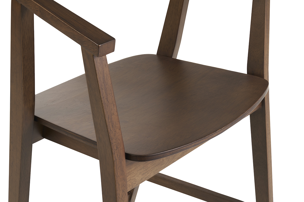 Vue partielle d'un tabouret de bar scandinave en bois fonc� avec accoudoir.