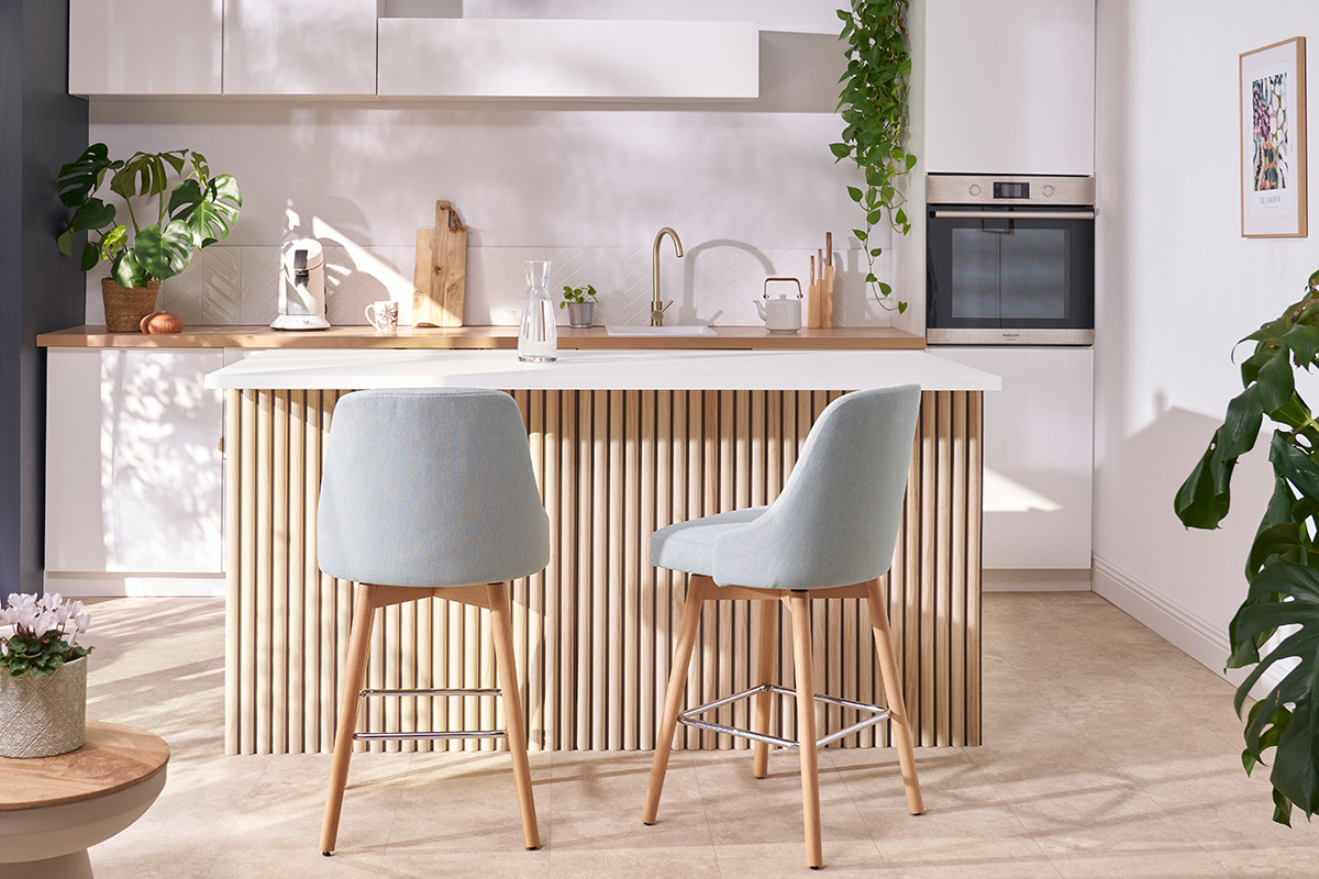 Tabourets de bar scandinaves pivotants 360� en tissu chenille vert kaki et bois h�tre massif H65 cm (lot de 2) HASTA