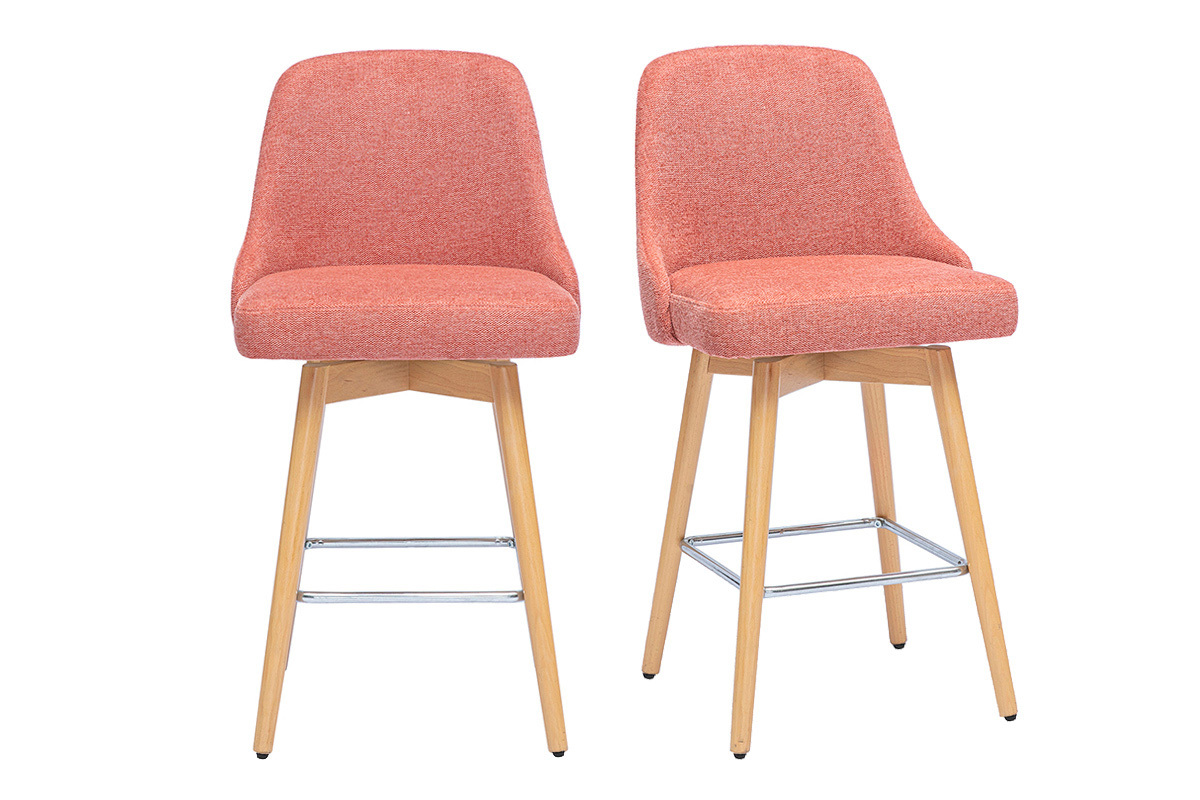Deux tabourets de bar scandinaves en tissu terracotta et bois, vue de face.
