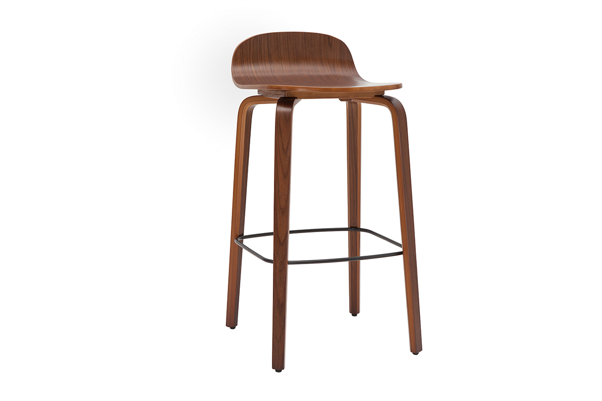 Tabouret de bar vintage en bois fonc�, vue de 3/4, H68 cm, avec repose-pied en m�tal noir.