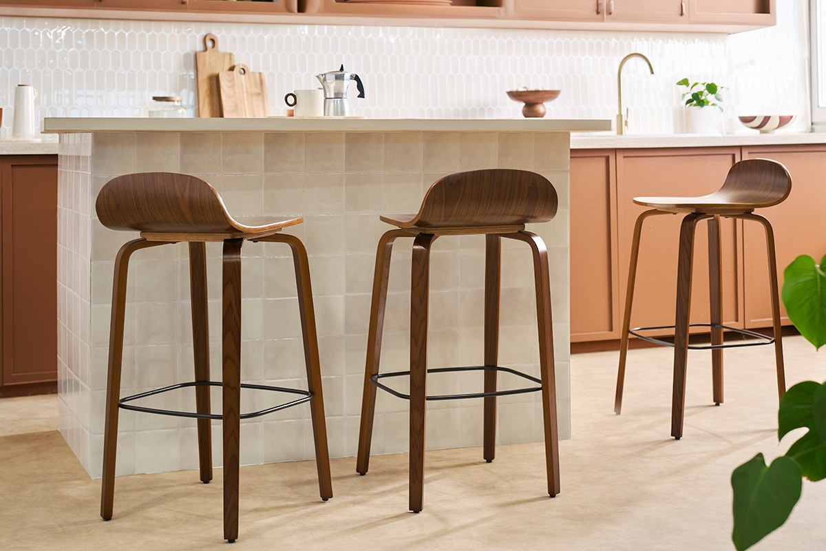 Tabourets de bar vintage noyer H68 cm, vue de dos dans une cuisine moderne.
