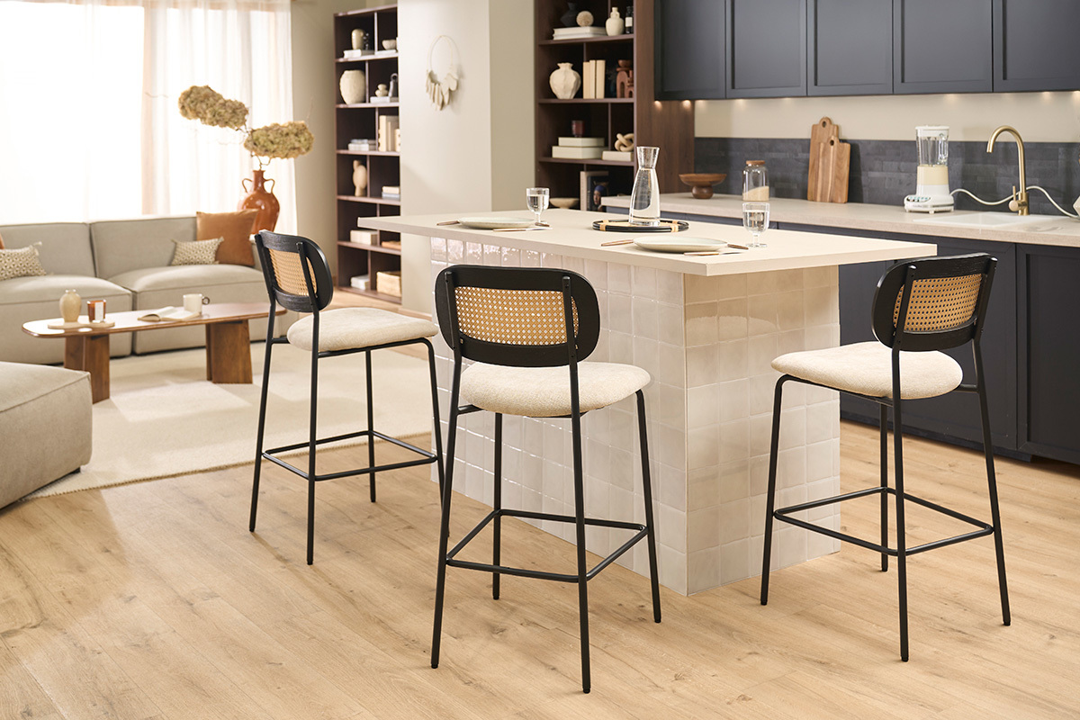 Tabourets design MIRANDA en tissu velours beige et m�tal noir au bar d'une cuisine moderne.