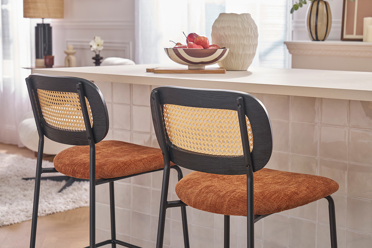 Tabourets design en tissu effet velours textur� terre brul�e, m�tal noir et cannage rotin (lot de 2) MIRANDA