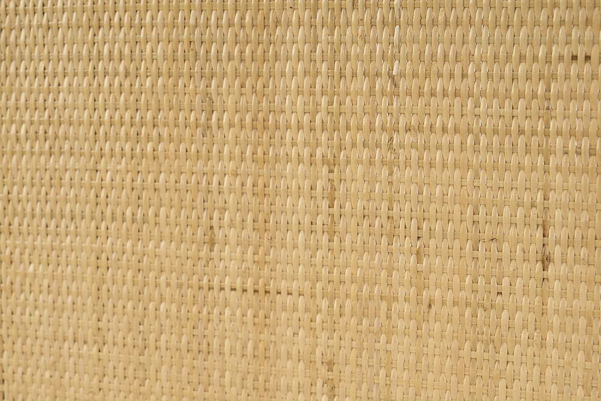 Vue en gros plan du cannage de la t�te de lit NUSA en rotin, texture naturelle.