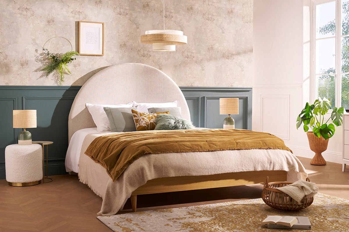 Chambre lumineuse ocre avec t�te de lit ronde en tissu beige.